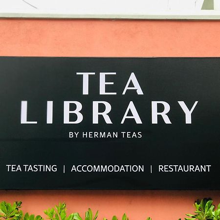Tea Library Bed and Breakfast Hikkaduwa Buitenkant foto